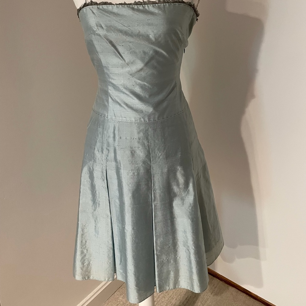 Tahari Beautiful Silk Dress Size 2. Brand new